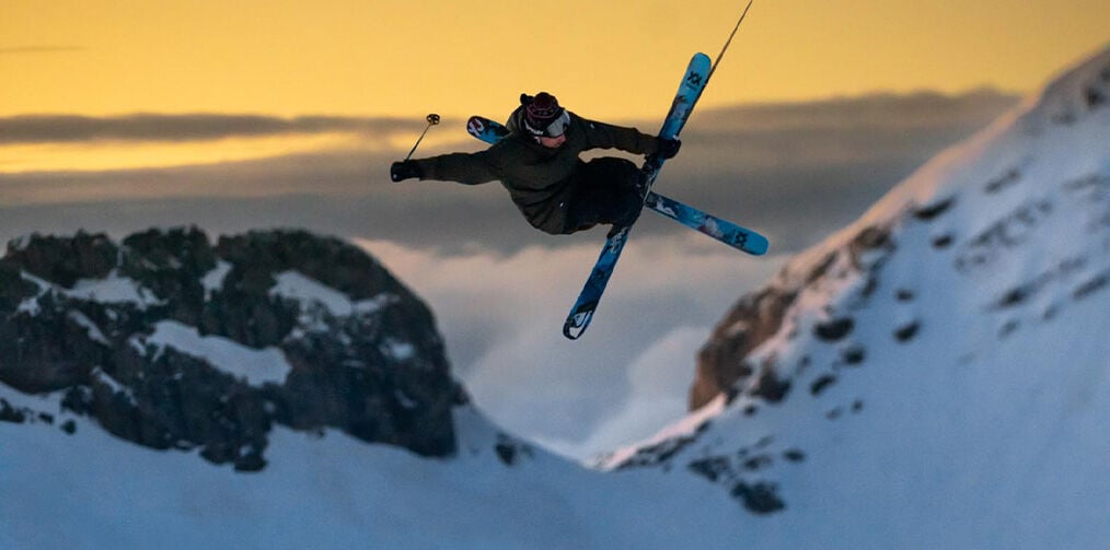 Невероятный прыжок на лыжах